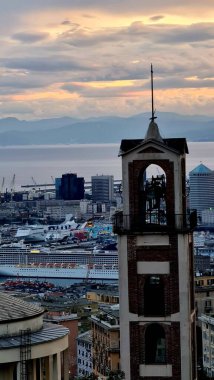 Cenova, İtalya - 07 Mayıs 2022: Denizden eski kente ve güzel gün batımına sahip limana panoramik manzara. Ceneviz Körfezi, Liman, Piercing.Turistik bölgelerde yat.