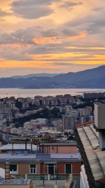 Cenova, İtalya - 07 Mayıs 2022: Denizden eski kente ve güzel gün batımına sahip limana panoramik manzara. Ceneviz Körfezi, Liman, Piercing.Turistik bölgelerde yat.