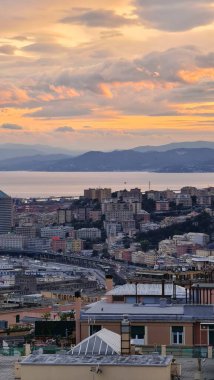 Cenova, İtalya - 07 Mayıs 2022: Denizden eski kente ve güzel gün batımına sahip limana panoramik manzara. Ceneviz Körfezi, Liman, Piercing.Turistik bölgelerde yat.