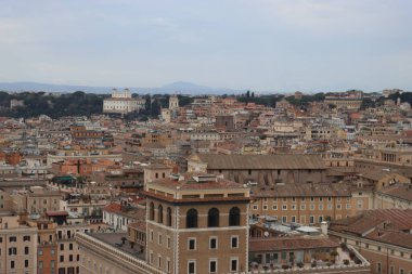 ROME, ITALY - 05 Şubat 2022: Roma, İtalya 'daki Colosseum çevresindeki panoramik manzara. Arka planda soğuk ve gri gökyüzü. Eski binalarla yeşil parkların makro fotoğrafları..