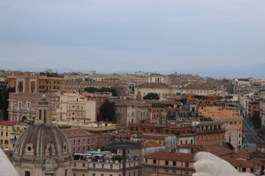ROME, ITALY - 05 Şubat 2022: Roma, İtalya 'daki Colosseum çevresindeki panoramik manzara. Arka planda soğuk ve gri gökyüzü. Eski binalarla yeşil parkların makro fotoğrafları..