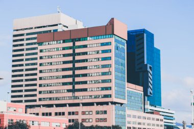 Cenova, İtalya-29 Ocak 2022: Gökyüzüne karşı güzel, modern, yüksek binalar. İş dünyasının başarısı ve teknolojisi üzerine üç boyutlu illüstrasyon. Bulutlar aynada yansıyor. Sanayi bölgesi..