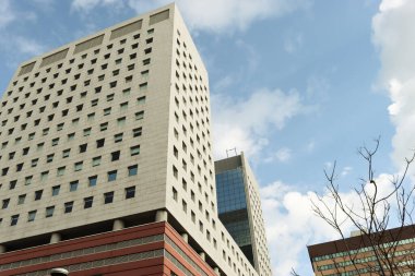 Cenova, İtalya-29 Ocak 2022: Gökyüzüne karşı güzel, modern, yüksek binalar. İş dünyasının başarısı ve teknolojisi üzerine üç boyutlu illüstrasyon. Bulutlar aynada yansıyor. Sanayi bölgesi..