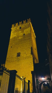 Verona, İtalya-19 Mart 2022: Verona 'nın güzel eski binaları. Ortaçağ 'ın tipik mimarisi. Arka planda mavi gökyüzü olan şehre doğru hava manzarası, nehre ulaşmak için güzel bir manzara..