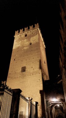 Verona, İtalya-19 Mart 2022: Verona 'nın güzel eski binaları. Ortaçağ 'ın tipik mimarisi. Arka planda mavi gökyüzü olan şehre doğru hava manzarası, nehre ulaşmak için güzel bir manzara..