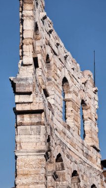 Verona, İtalya - 19 Mart 2022: Roma 'nın ünlü amfitiyatrosu Verona' daki Piazza Br 'da Arena' nın güzel fotoğrafları. Gündüz eski inşaatın makro görünümü.
