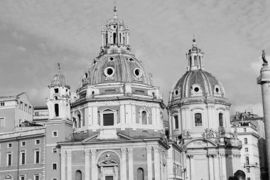 Roma, İtalya-28 Haziran 2022: Roma 'nın ünlü işgallerinin monokromatik fotoğrafları. Kolezyum ve hükümet sarayı için güzel bir manzara..