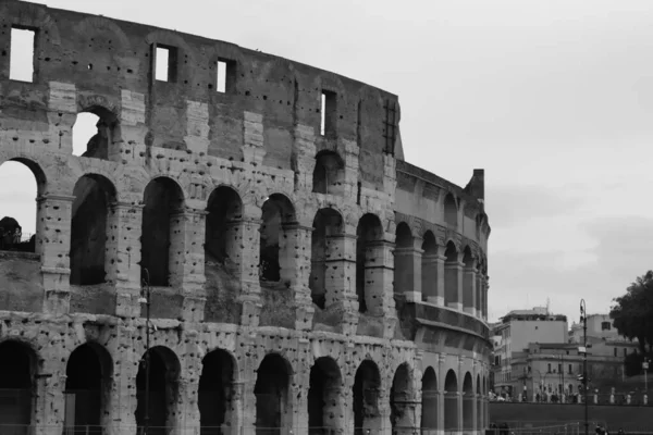 ローマ イタリア 2022年6月28日 ローマの有名な建物の単色写真 コロッセオと宮殿への美しい眺め — ストック写真