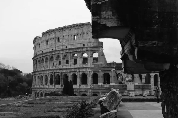 意大利罗马 2022年6月28日 罗马著名建筑的单色摄影 观景秀丽的竞技场和政府宫 — 图库照片