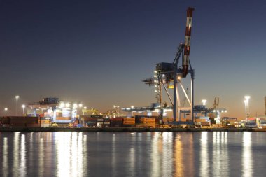 Cenova, İtalya - 02 Temmuz 2022: Geceleri şehrin ve eski limanın (Porto Antico) manzarası. Şehir ışıkları suyun üzerinde yansıyor.. 
