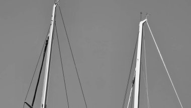 Cenova, Italy- 27 Temmuz 2022: mavi denizin panoraması, suyun üzerindeki ışık, okyanus gündoğumu. Kış günlerinde küçük dalgalar. Temiz gökyüzü suya yansıyor.