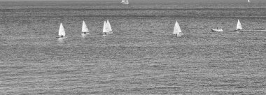 Cenova, Italy- 27 Temmuz 2022: mavi denizin panoraması, suyun üzerindeki ışık, okyanus gündoğumu. Kış günlerinde küçük dalgalar. Temiz gökyüzü suya yansıyor.