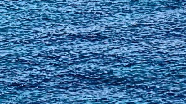热那亚 意大利 2022年7月27日 蓝色海全景 水面上的光 海洋日出 冬日里的一些小浪 清澈的天空映照在水面上 — 图库照片