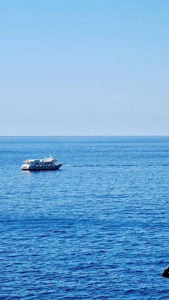 ジェノヴァ イタリア 2022年7月27日 青い海のパノラマ 水の上の光 海の日の出 冬の日には少し波がある 澄んだ空が水面に映る — ストック写真