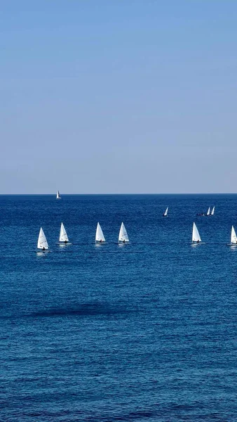 ジェノヴァ イタリア 2022年7月27日 青い海のパノラマ 水の上の光 海の日の出 冬の日には少し波がある 澄んだ空が水面に映る — ストック写真