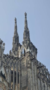 Milan İtalya - 17 Ekim 2022 Milano katedrali Duomo di Milano gotik kuleleri ve beyaz mermer heykelleri ile. Milano meydanının en gözde turistik merkezi, eski gotik mimarinin geniş açılı manzarası.