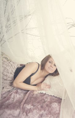 genç kız güzel perdeler