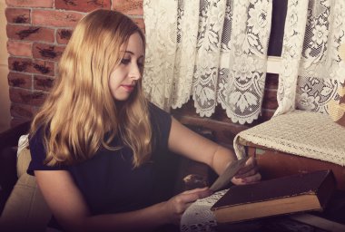 kitap okuma ve resme bakarak sarışın kız