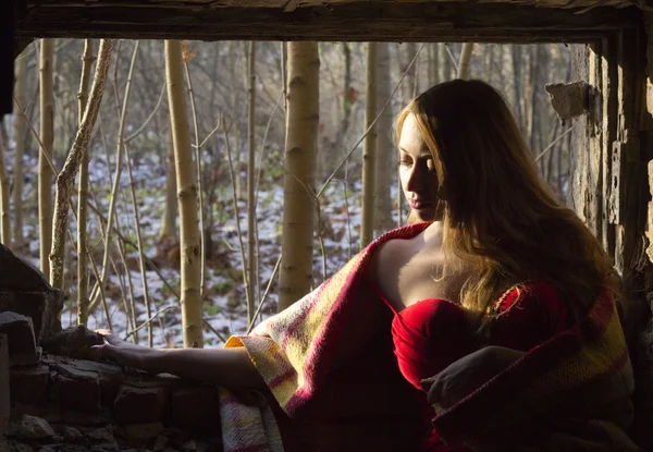 А beautiful sad girl in the blanket dreaming in ruins — Stock Photo, Image