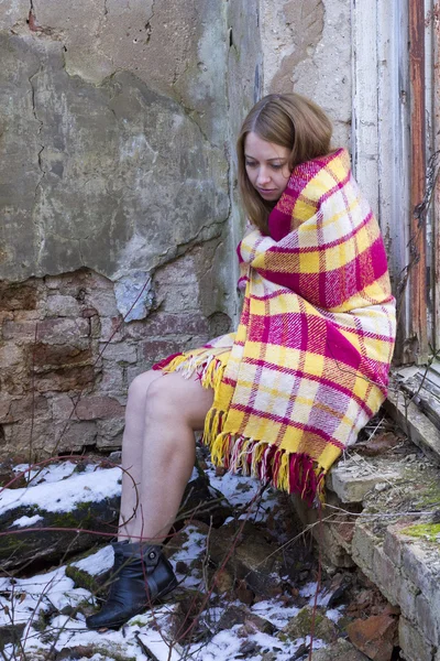 Ein schönes trauriges Mädchen in der Decke träumt in Ruinen — Stockfoto