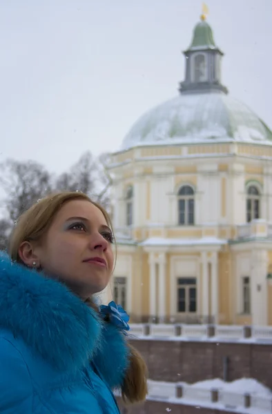 Młody śliczny blond kobieta w winter park — Zdjęcie stockowe