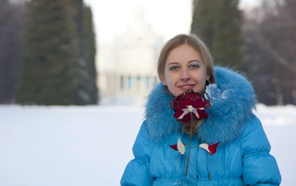 Młody śliczny blond kobieta w winter park — Zdjęcie stockowe