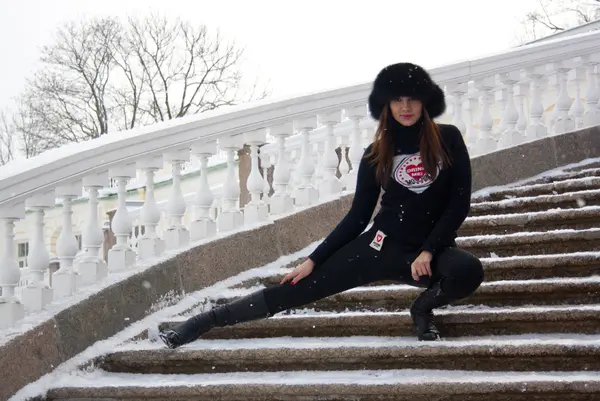 Junge hübsche Frau mit Winterpelzmütze — Stockfoto
