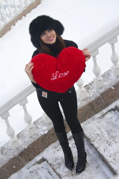 Junge hübsche Frau mit Winterpelzmütze — Stockfoto