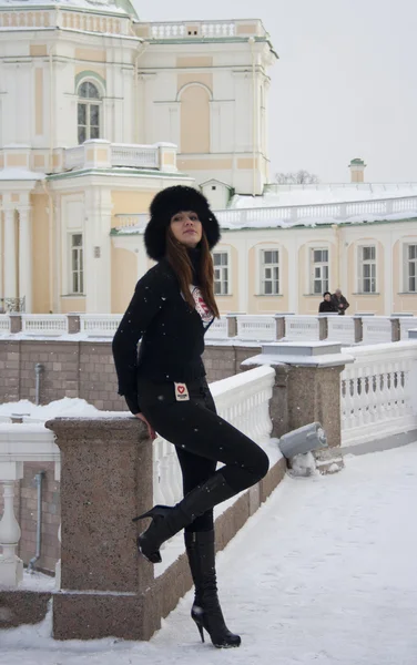 Młoda kobieta piękne futro Czapka zimowa — Zdjęcie stockowe