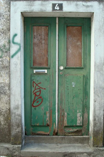 eski kapı yeşil