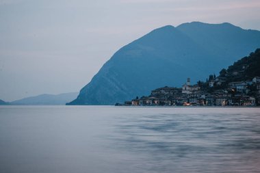 Montisola ve Sulzano, Iseo Gölü manzarası