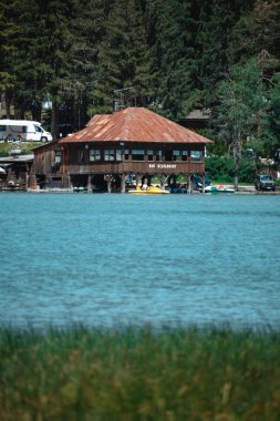 Trentino 'daki Dobbiaco Gölü manzarası harika.