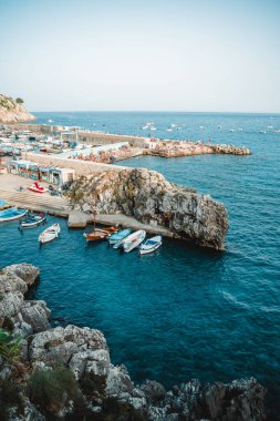 Puglia 'daki küçük bir kasabanın manzarası: Castro