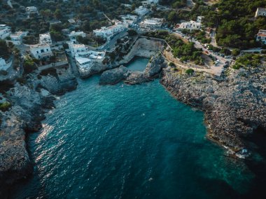 Puglia 'daki marina di Novaglie' nin manzarası harika.