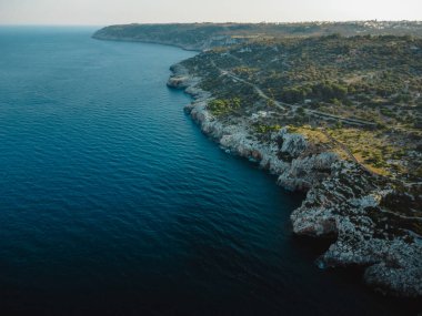 Puglia 'daki marina di Novaglie' nin manzarası harika.