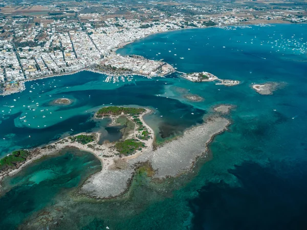 Puglia 'daki Porto Sezaryen ve Tavşan Adası' nda harika bir manzara.