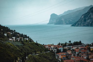Brescia yakınlarındaki Garda gölünün muhteşem manzarası.