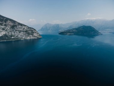 İnsansız hava aracından Iseo Gölü manzarası.