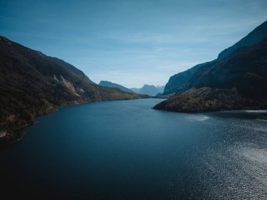 Trentino 'daki Molveno Gölü' nün muhteşem manzarası.