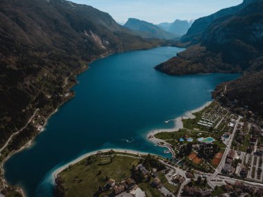 Trentino 'daki Molveno Gölü' nün muhteşem manzarası.