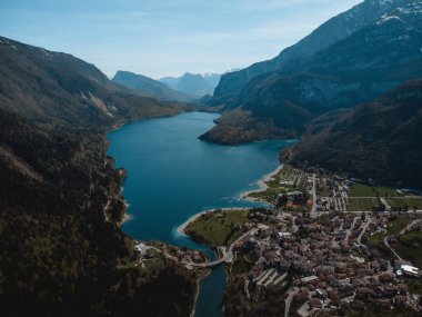Trentino 'daki Molveno Gölü' nün muhteşem manzarası.