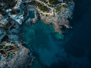 Puglia 'daki marina di Novaglie' nin manzarası harika.