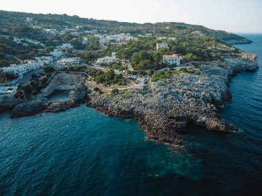 Puglia 'daki marina di Novaglie' nin manzarası harika.