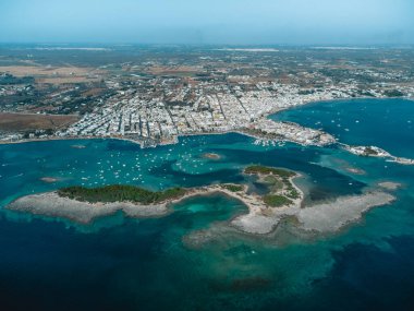 Puglia 'daki Porto Sezaryen ve Tavşan Adası' nda harika bir manzara.
