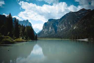Trentino 'daki Dobbiaco Gölü manzarası harika.