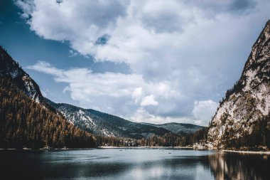 Gölün muhteşem manzarası Braies ve Dolomite 'lar