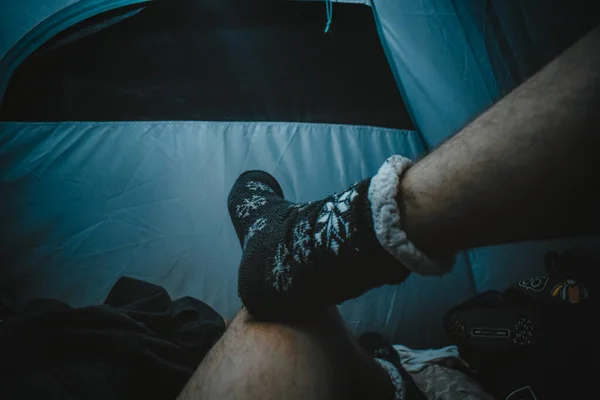 テントの中でキャンプをするのは — ストック写真