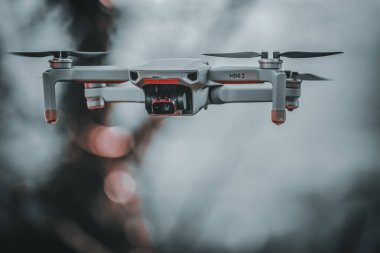 Uçan sevimli ve küçük bir dronun manzarası