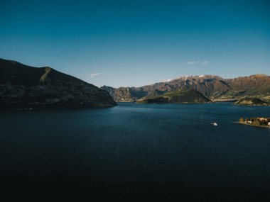 İnsansız hava aracından Iseo Gölü 'nün güzel manzarası