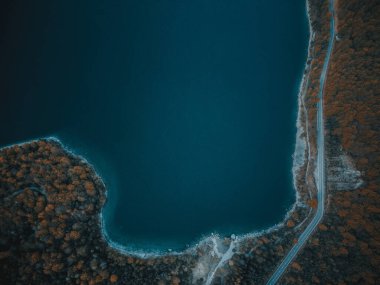 Trentino 'daki Molveno Gölü' nün muhteşem manzarası.